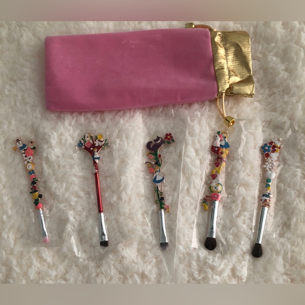 NEW 5PIECES ALICE AND WONDERLAND MAKEUP BRUSHES WITH BAG
